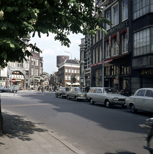 859549 Gezicht op de Neude te Utrecht, ter hoogte van de hoek met de Voorstraat. Op de achtergrond de Predikherenstraat.
